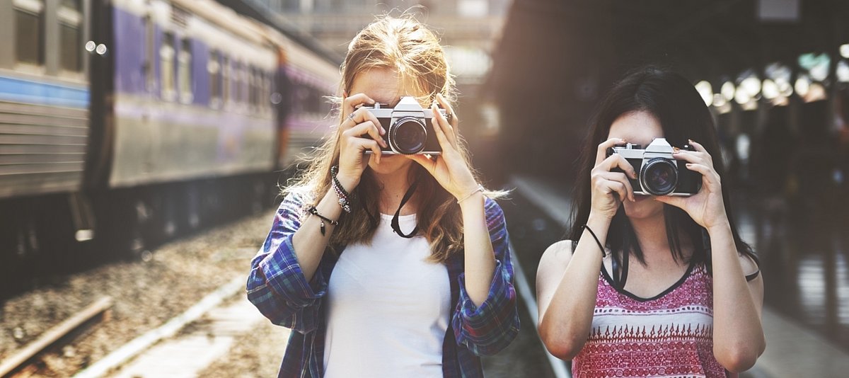 Zwei Mädchen fotografieren im Außengelände