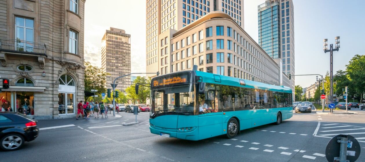 Ein Bus fährt über in einer Stadt über eine Kreuzung