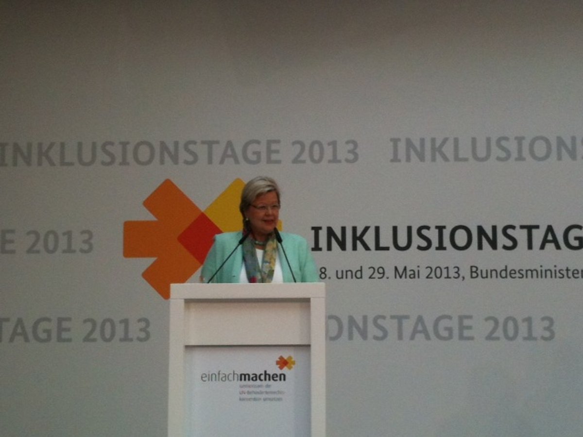 Gitta Lampersbach vom Bundesministerium für Arbeit und Soziales begrüßt in Vertretung der erkrankten Staatssekretärin Dr. Annette Niederfranke die Teilnehmenden der Inklusionstage 2013 in Berlin.