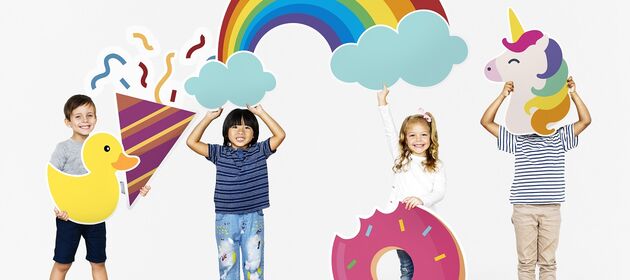 Vier Kinder, die Abbildungen von einer Ente, einer Wundertüte, einem Regenbogen, einem Donut und einem Einhorn in den Händen halten