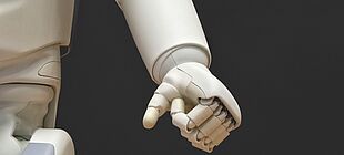 Der Arm eines Roboters mit geballter Faust