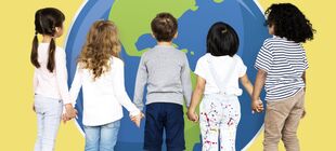 Fünf Kinder stehen an den Händen gefasst um eine Weltkugel herum und schauen auf sie