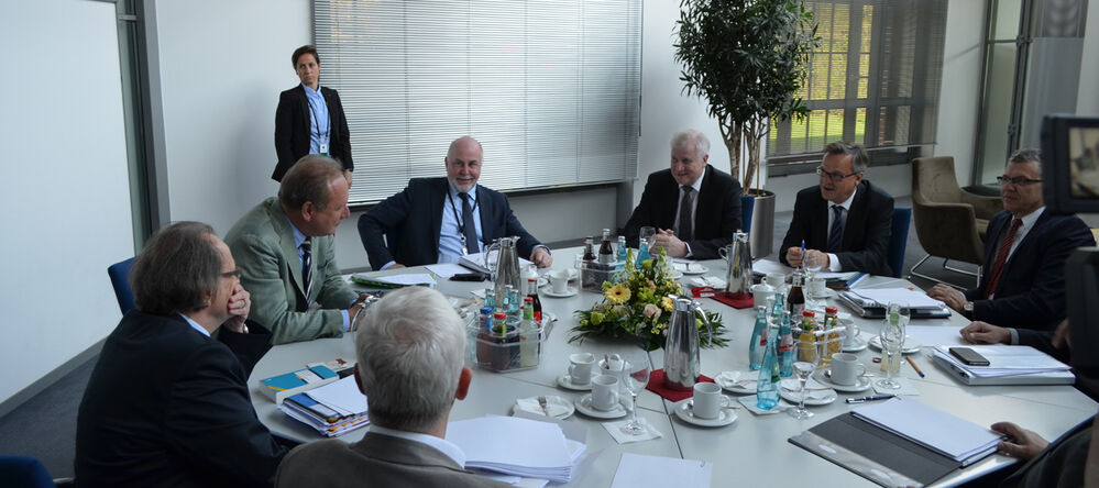 Bundesinnenminister Seehofer und Staatssekretär Engelke bei der 3. Verhandlungsrunde