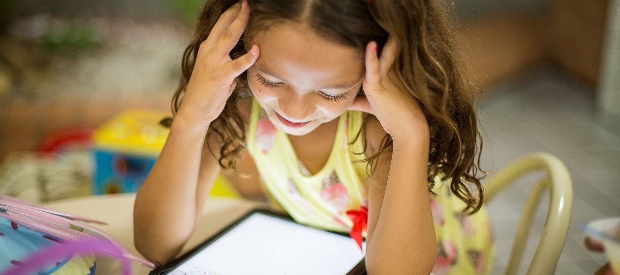 Ein Mädchen liest auf einem Tablet