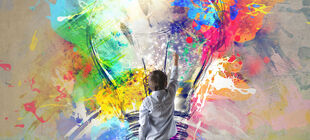 Ein Schulkind steht vor einer Wand, auf die eine Glühbirne mit Farbspritzern gemalt ist. 