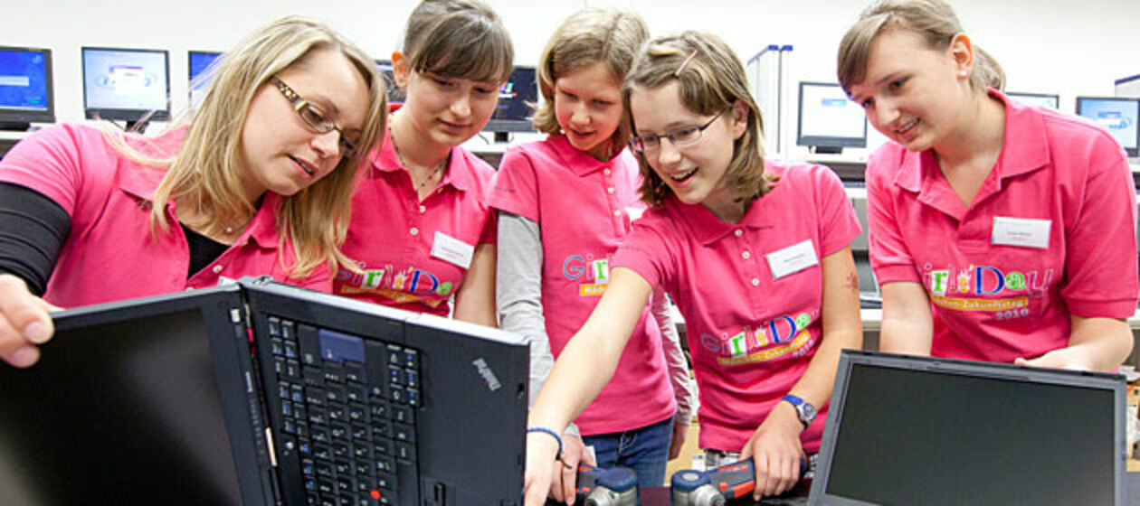 Mädchen untersuchen einen Computer