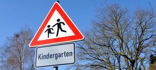 Verkehrsschild "Vorsicht Kinder" mit der Ergänzung "Kindergarten"