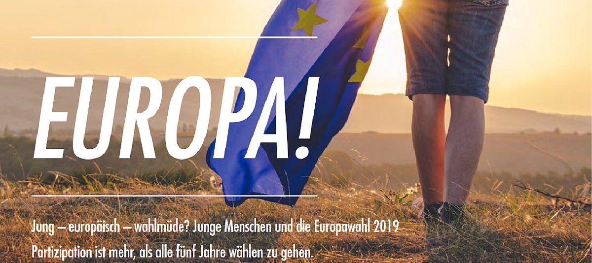 Ausschnitt aus dem Titelbild der Fachzeitschrift Dreizehn: Ein junger Mensch mit Europa-Fahne schaut dem Sonnenaufgang zu.