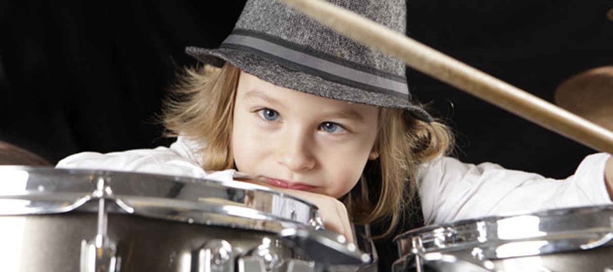 Ein kleiner Junge spielt Schlagzeug