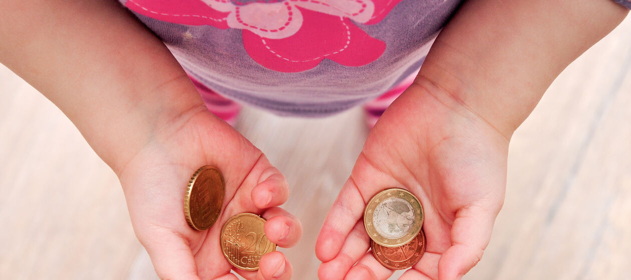 Kinderhände mit Münzen