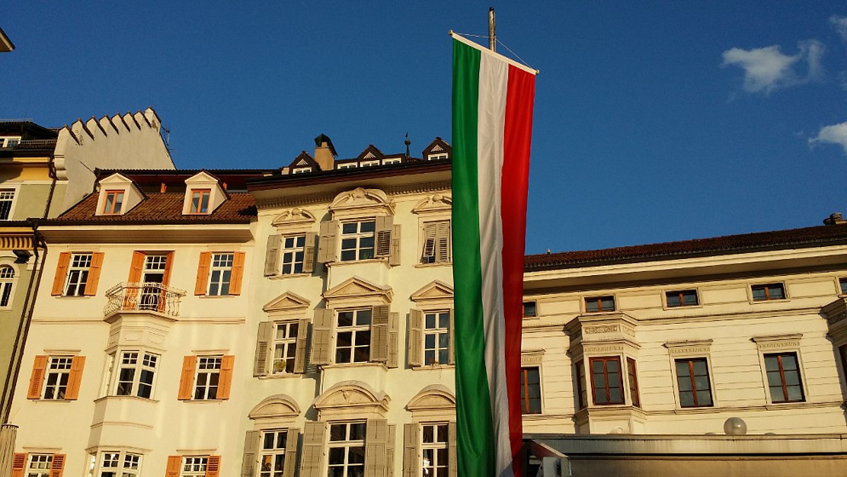 Italienische Landesfahne in der Innenstadt von Bozen 