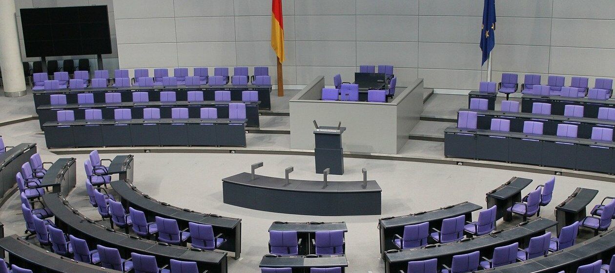 Blick in den leeren Plenarsaal des Berliner Bundestags