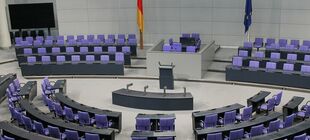 Blick in den leeren Plenarsaal des Berliner Bundestags