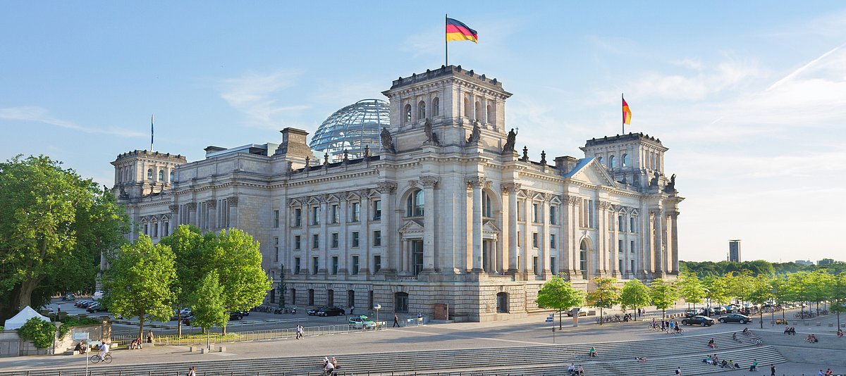 Reichstag Berlin mit Deutschland Flaggen