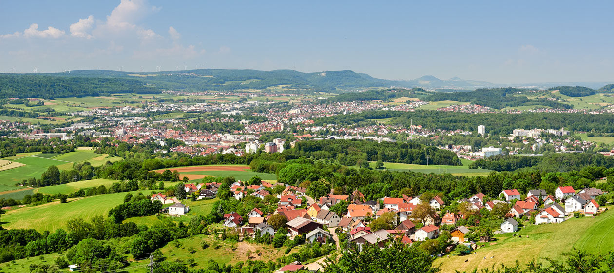 Das Dorf Aalen ist von einer Anhöhe aus als Panorama fotografiert.   