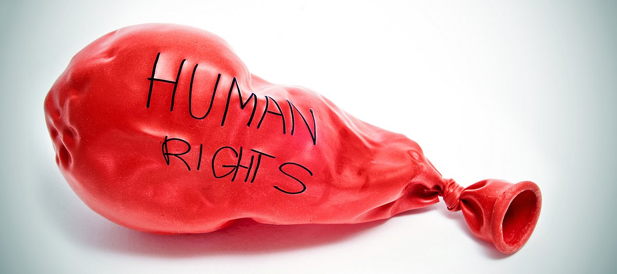 Roter Luftballon mit herausgelassener Luft und der Aufschrift "Human rights"