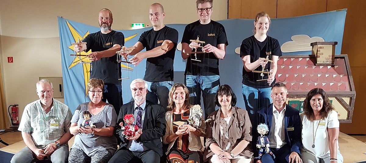 Gruppenbild mit beteiligten Akteuren und Puppenspielern der Augsburger Puppenkiste