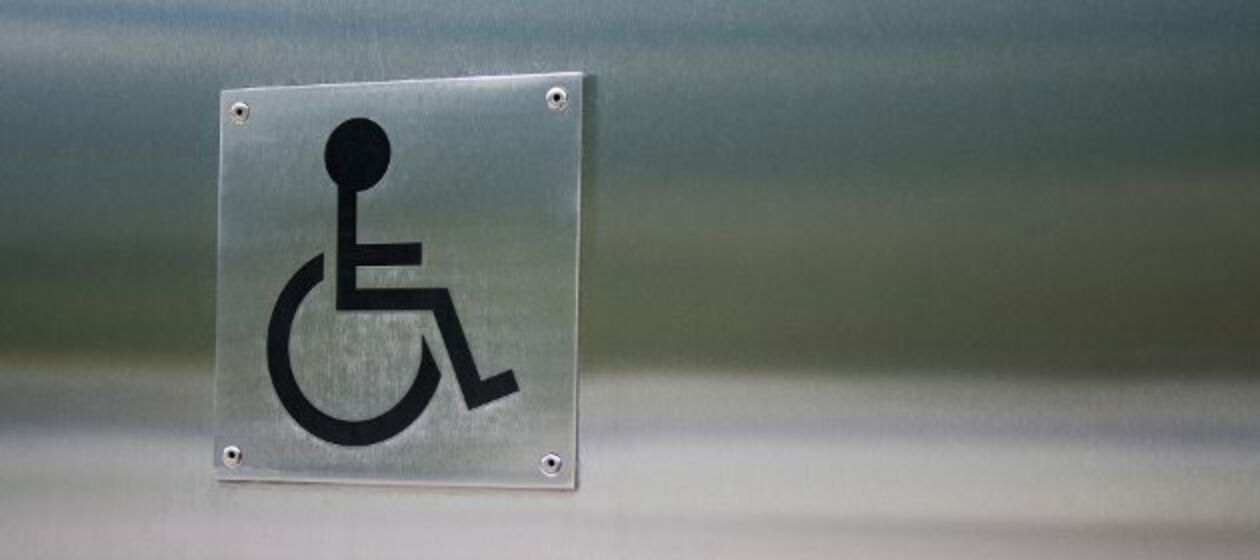 Schild mit Rollstuhlfahrer