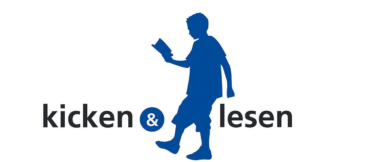Logo des Projekts kicken & lesen mit blauem Umriss eines Fußball spielenden Jungens