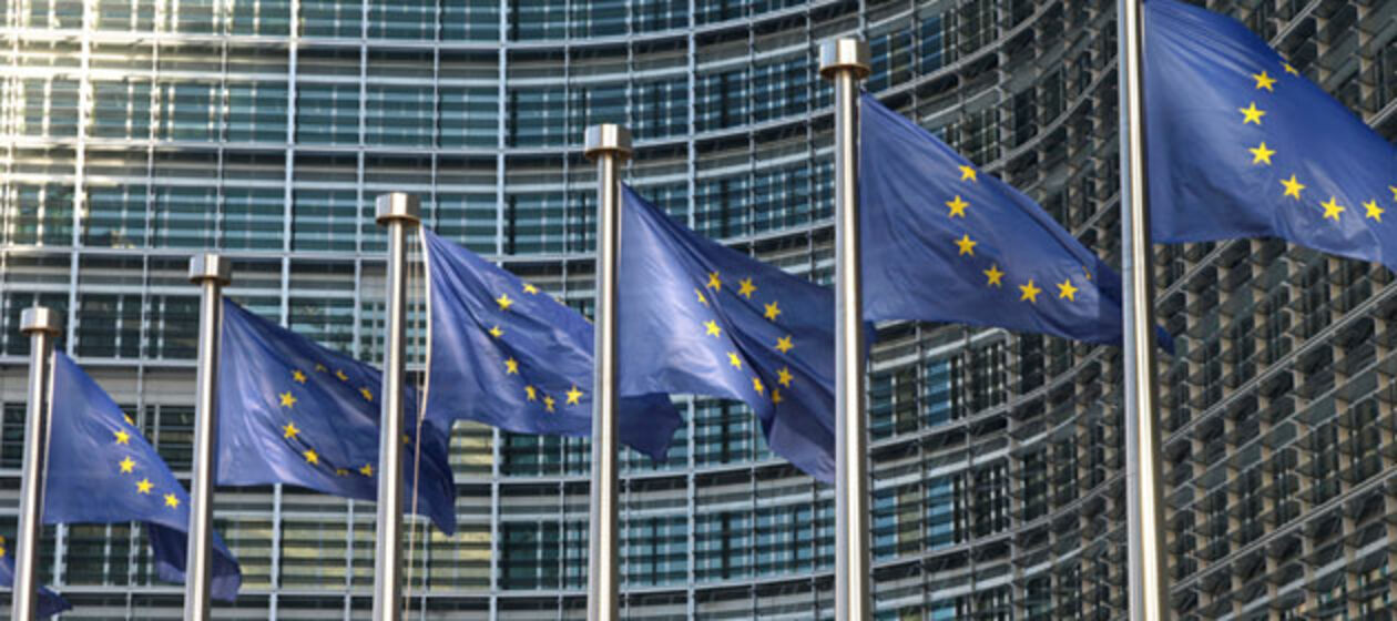 Fahnen vor der EU-Kommission in Brüssel