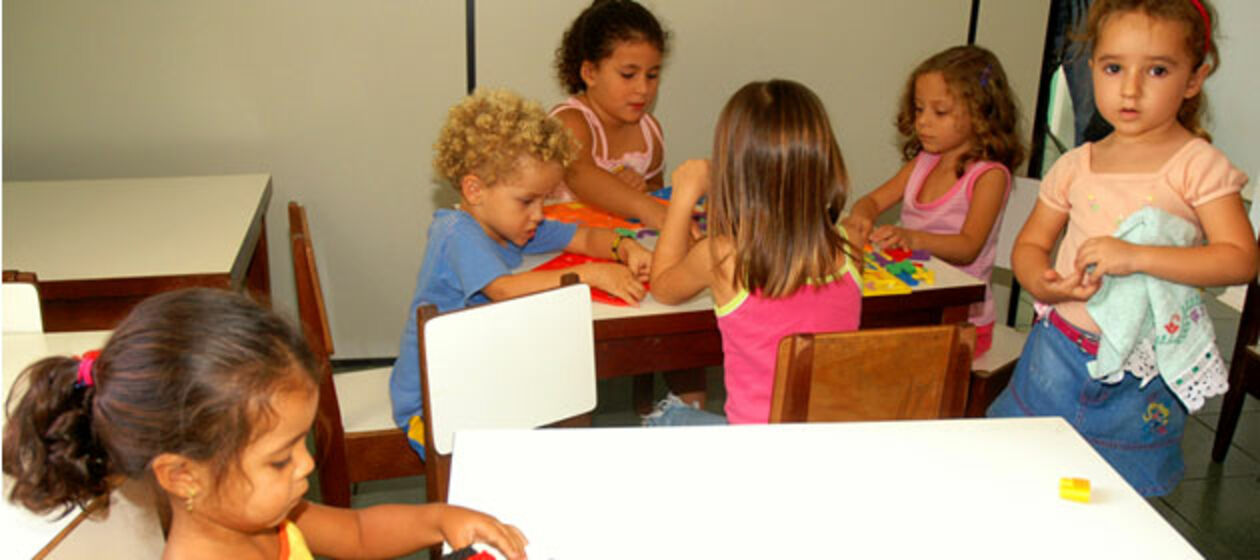 Kinder spielen gemeinsam am Tisch