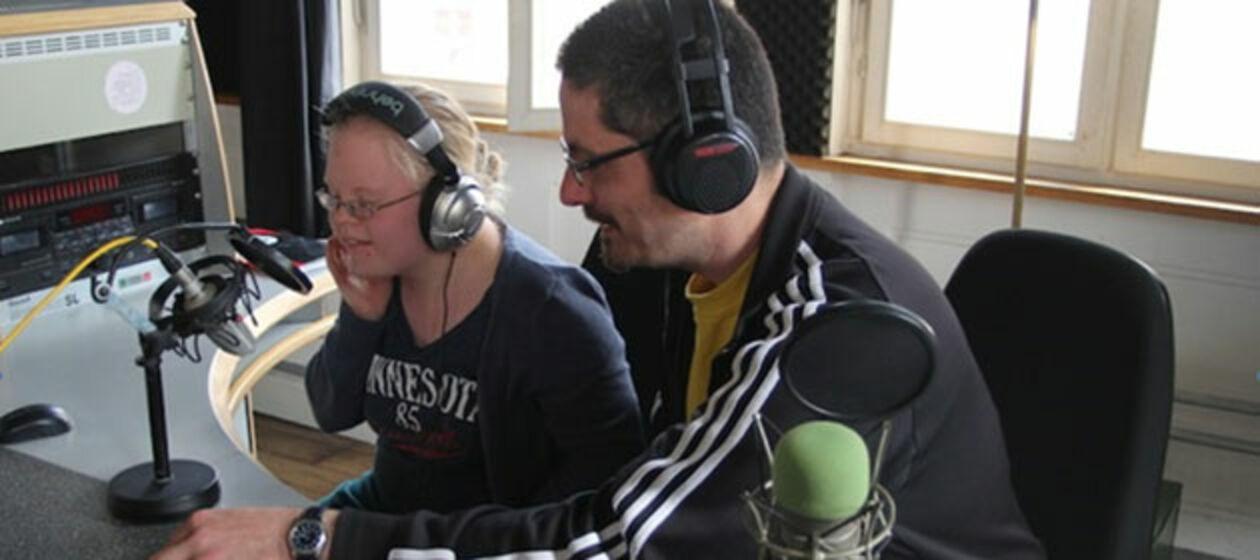Paolo Percoco (Radio free FM) führt die Kinder erstmals in die Radiotechnik ein.