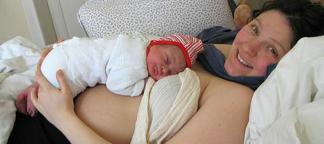 Frau mit Kind im Wochenbett