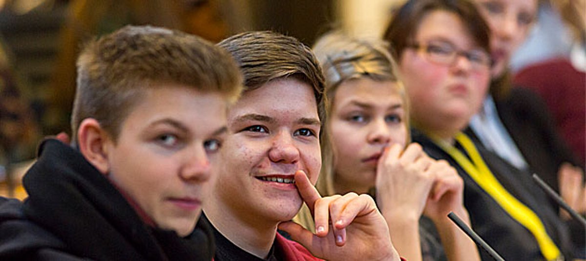 Jugendliche diskutieren beim Jugendkongress NRW 2014