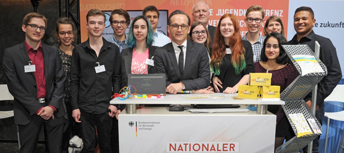 Bundesjustizminister Heiko Maas mit einer Gruppe von Jugendlichen am WebDays-Stand auf dem nationalen IT-Gipfel