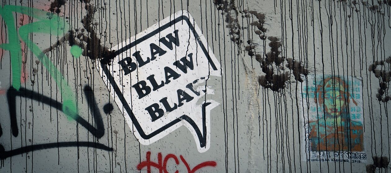 Das Graffiti an einer Wand zeigt den Schriftzug "Blaw Blaw Blaw"