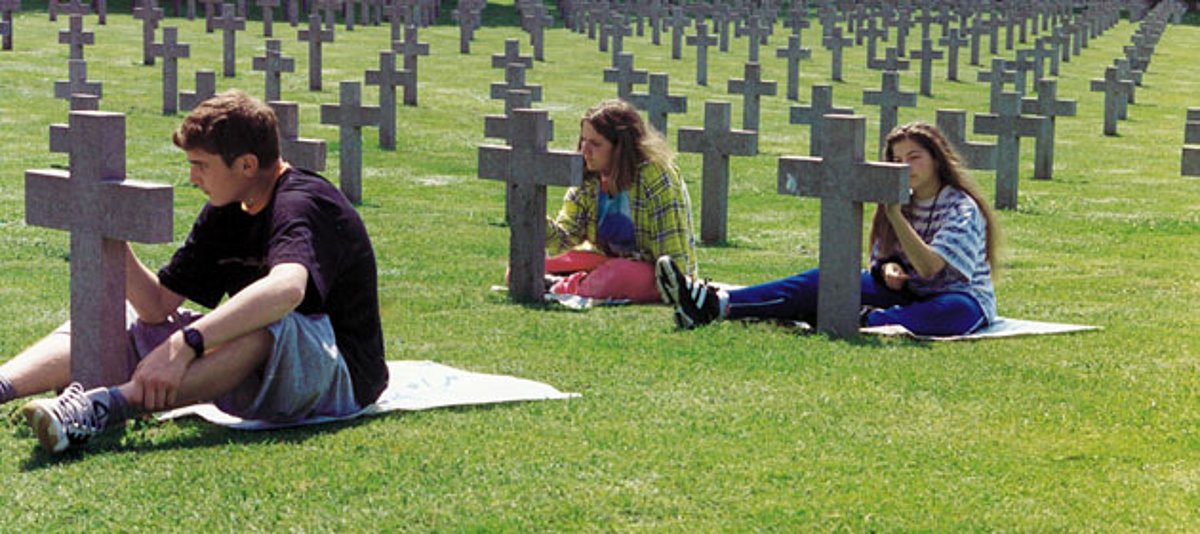 Die Teilnehmer eines Volksbund-Workcamps erneuern die Beschriftung der Grabkreuze auf der deutschen Kriegsgräberstätte des Zweiten Weltkrieges in Ysselsteyn/ Niederlande.
