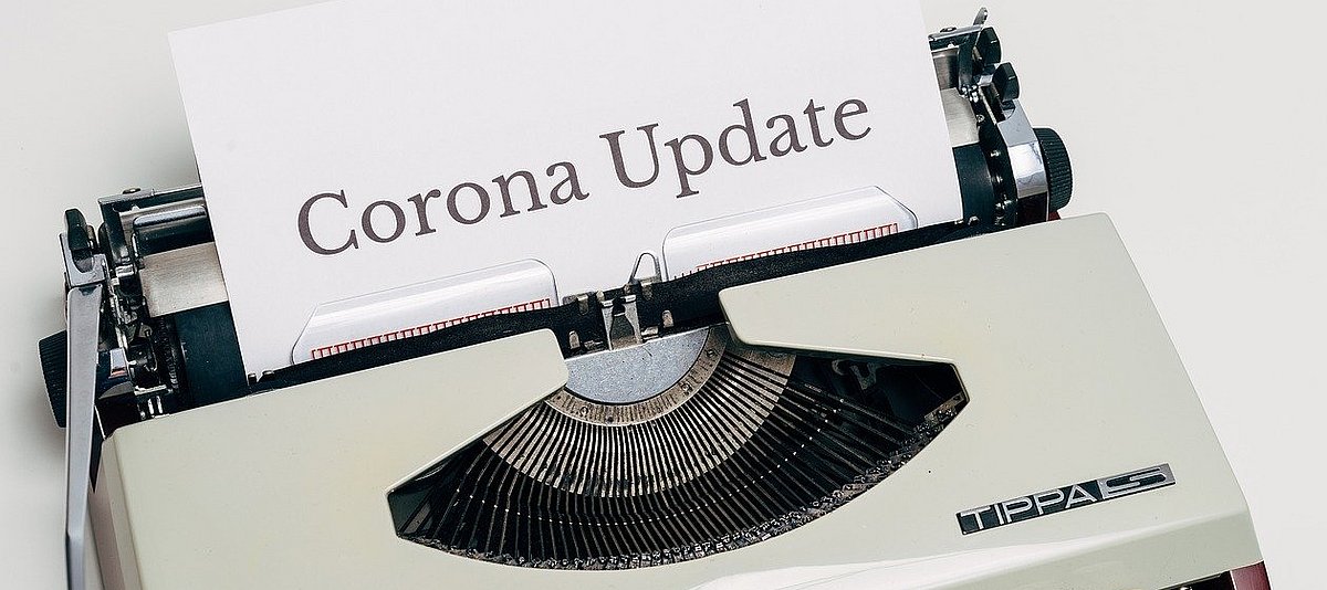 Zettel in Schreibmaschine mit der Aufschrift Corona Update