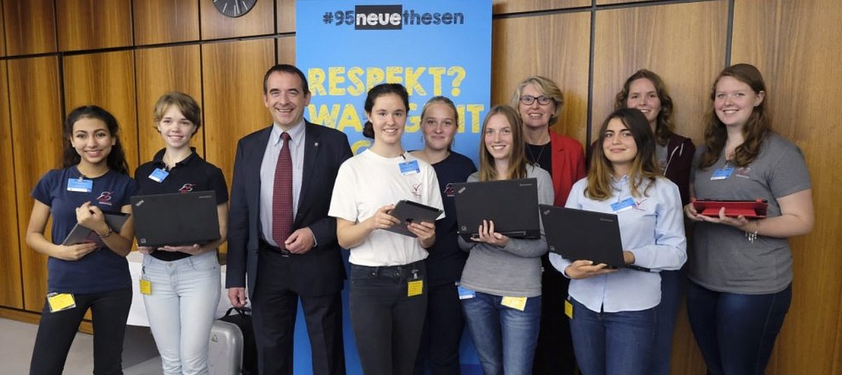 Schüler des Neuen Gymnasiums Rüsselsheim mit Kultusminister Lorz und hr-Fernsehdirektorin Holzner