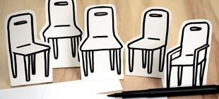 Fünf gezeichnete Stühle 