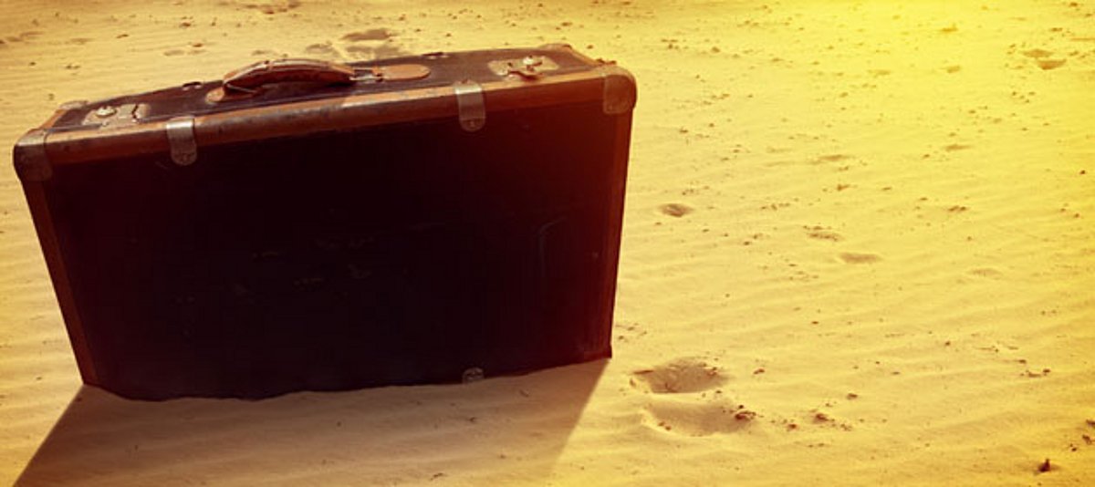 Ein Koffer am Strand
