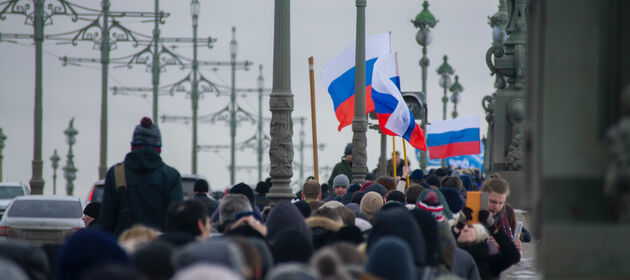Menschen bei einer Demonstration in St. Petersburg (Russland)
