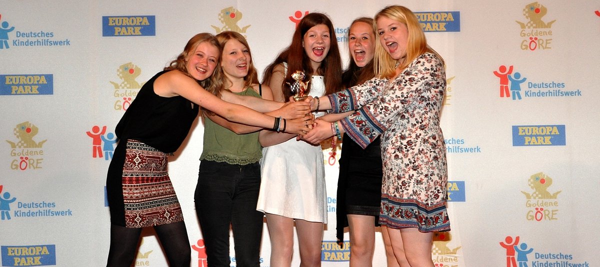 Fünf Schülerinnen halten Siegerpokal in den Händen