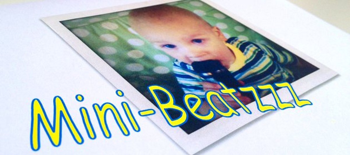 Mini-Beatzzz-Schriftzug / Kleinkind mit Mikrofon