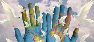 Eine Weltkarte in zwei Hände gezeichnet vor blau-weißem Himmel und weißen Friedenstauben. 