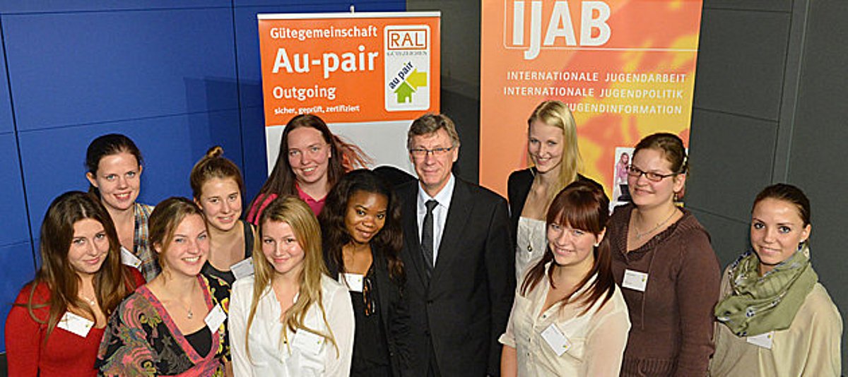Der Staatssekretär im Bundesjugendministerium Lutz Stroppe im Kreis junger Au pairs in Berlin.