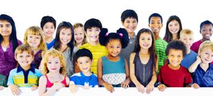 Eine große Gruppe von lachenden Kindern unterschiedlicher Hautfarbe 