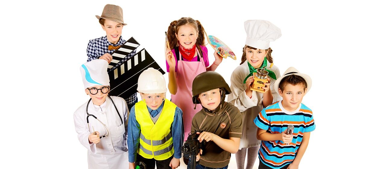 Kinder in unterschiedlichen Berufen verkleidet