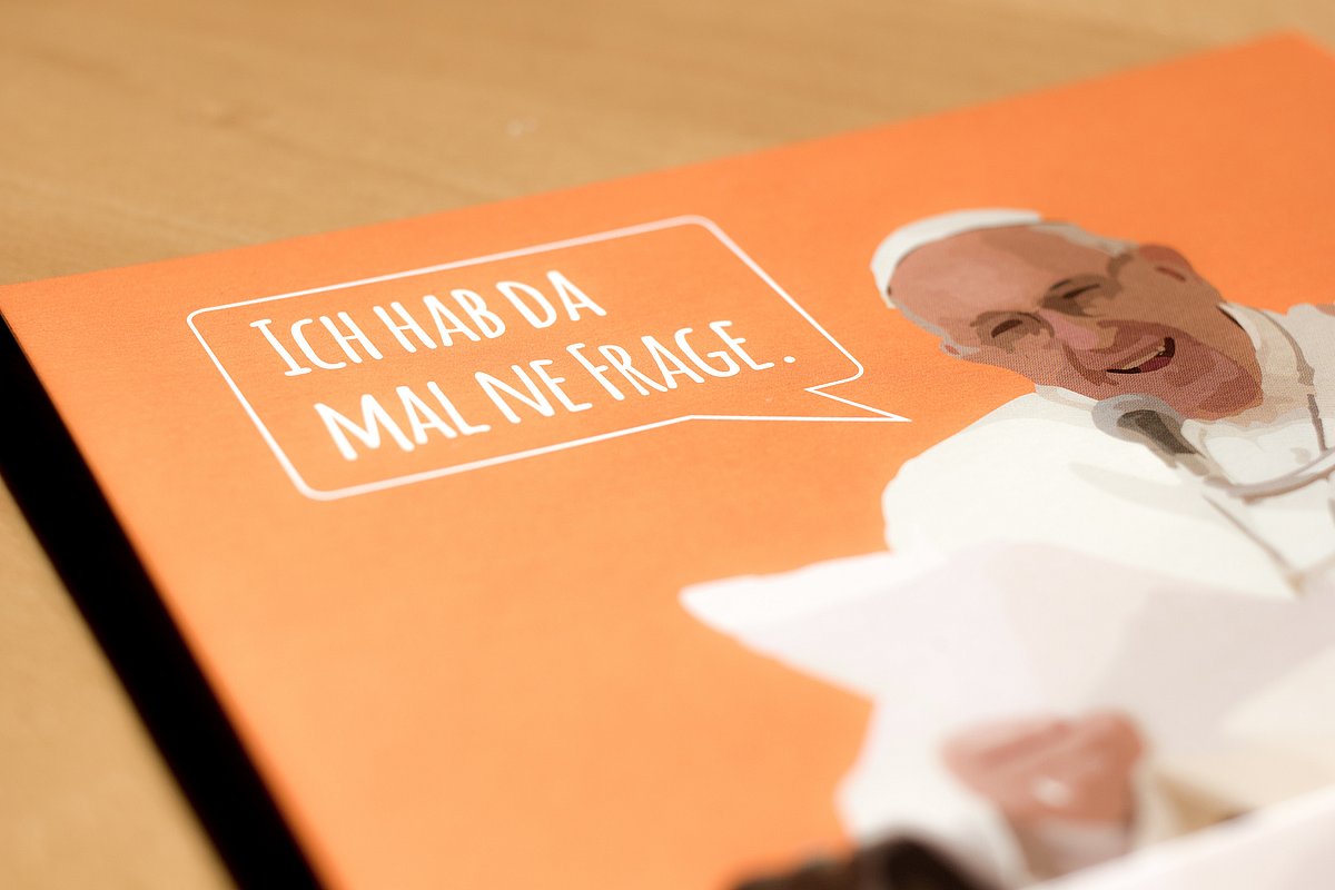 Motiv der Postkarte mit einem Bild des Papstes und dem Schriftzug "Ich hab da mal ne Frage"