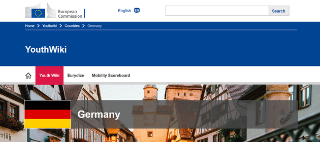 Screenshot der europäischen YouthWiki-Seite zu Deutschland. Im Hintergrund eine Fachwerkstadt.