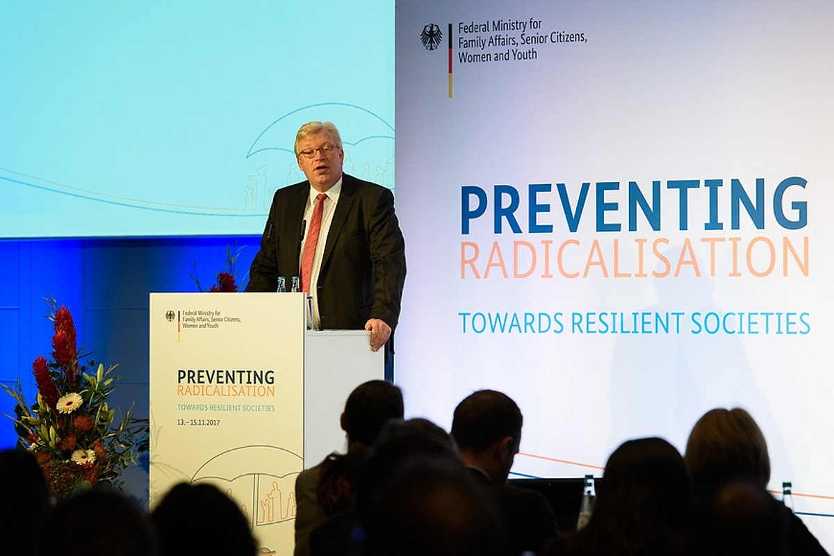 Staatssekretär Dr. Ralf Kleindiek am Rednerpult bei der Tagung  "Preventing Radicalisation – Towards Resilient Societies" 