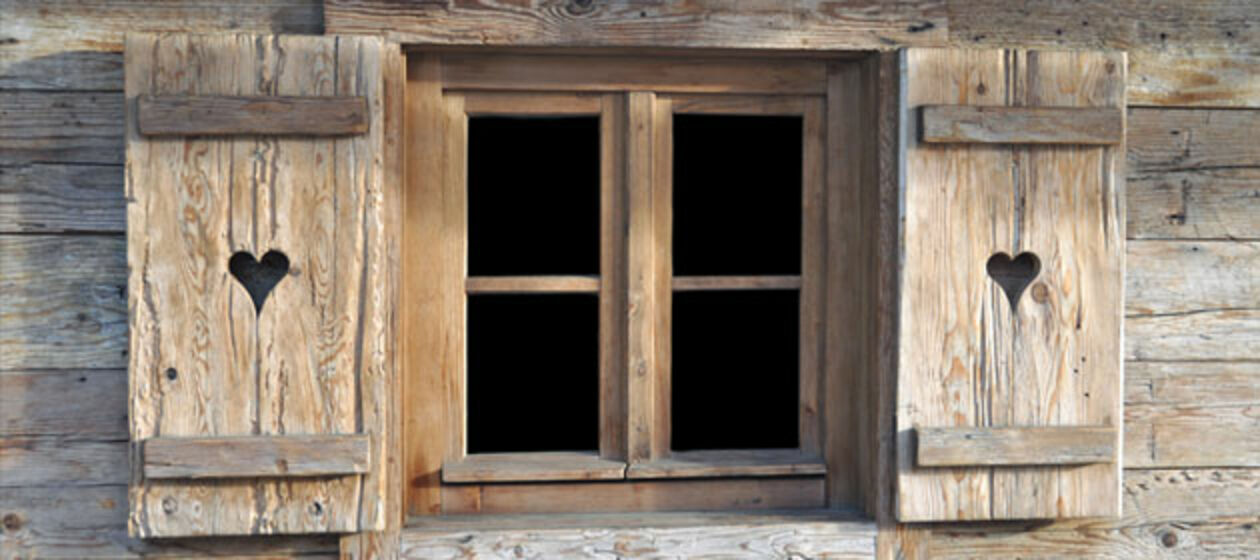 Ein Holzfenster mit Fensterläden