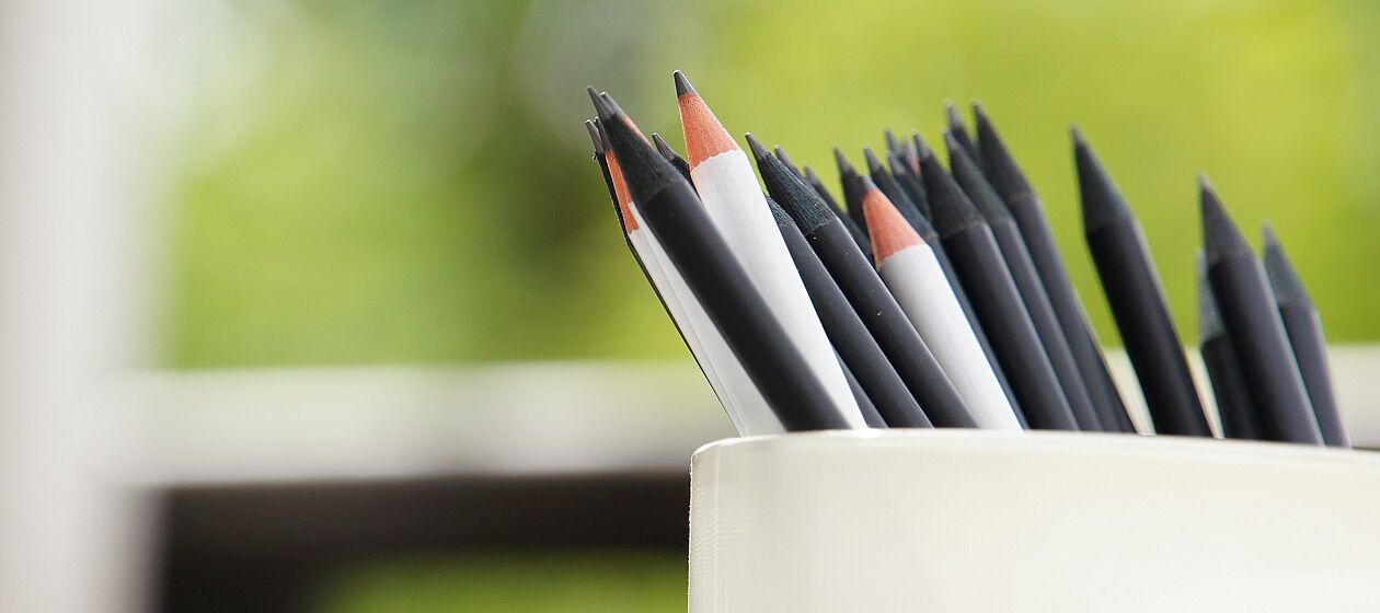 Viele Bleistifte sind in einer Behälter aufbewahrt.