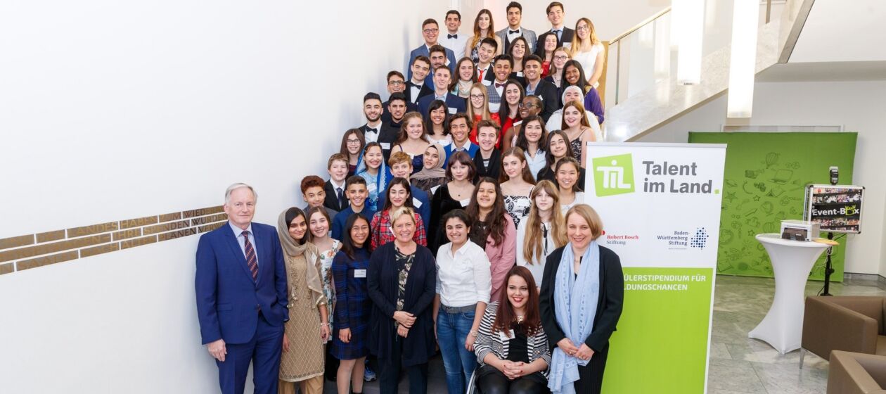 Gruppenbild mit allen TiL Stipendiaten 2018 auf einer Treppe