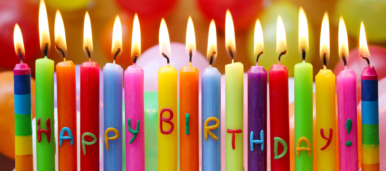 Kerzen mit dem Schriftzug Happy birthday