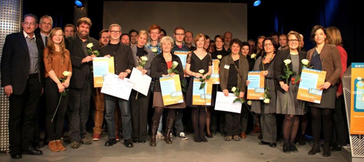 Preisträger Dieter-Baacke-Preis 2013 und Thomas Thomer vom BMFSFJ (auf dem Foto 2. v.l.)